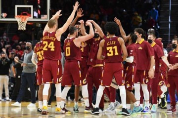 开云体育官网-骑士三高阵灵感从何而来？偷师湖人雄鹿&amp;以父之名